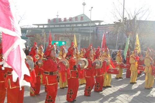 酒泉市2011年元宵節(jié)社火匯演期間，部分社火隊(duì)來(lái)公司拜年