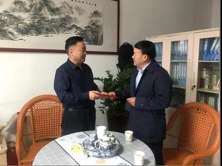 敦煌種業(yè)領(lǐng)導(dǎo)看望慰問(wèn)公司老干部、老黨員及困難黨員職工